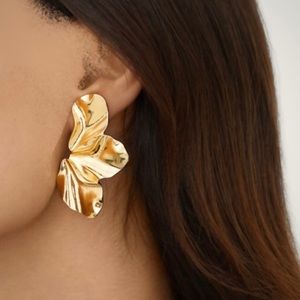 HAMMERED GOLD TONE FLOWER PETAL OVERSIZED BOHO STUD EARRINGS